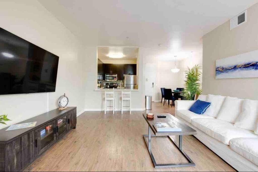The Nest A Spacious 1 Bedroom With A Pool View Apartment Los Angeles